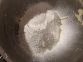 低筋面粉和玉米淀粉混合过筛加入。