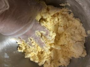 先用刮刀拌一下，然后戴上手套用手揉。