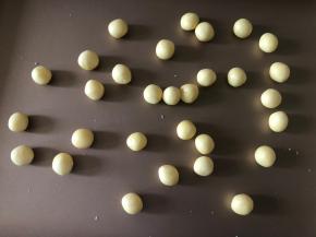 冷藏好后，取一小块，揉成小圆球，每个约10克。