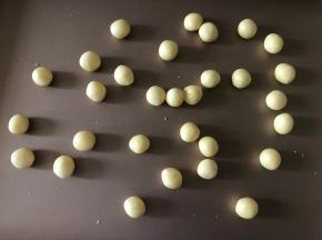 冷藏好后，取一小块，揉成小圆球，每个约10克。