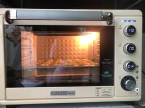 放入预热好的烤箱中下层，上下火170度烤15分钟左右。