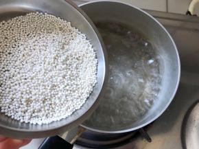 开水烧沸，倒入西米，中火煮15分钟