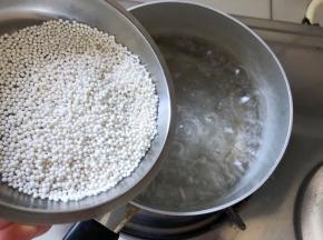 开水烧沸，倒入西米，中火煮15分钟