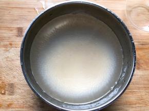 将西米放入冷水中，防止粘黏