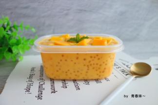 将西米放入盒子中，放入芒果糊，放入芒果颗粒