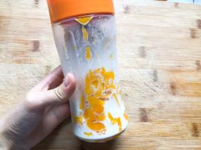 芒果和酸奶放入榨汁机中