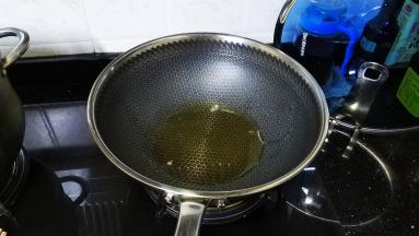 锅里放入多一点的油