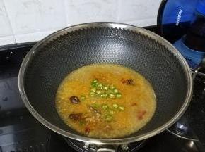 将蒜蓉、线椒、草果、八角、桂叶、糖、盐放入锅里煸炒出香气