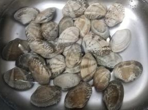 花甲在水里放入盐浸泡半小时（吐沙）；蒜二头压成蒜蓉；线椒切粒备用。