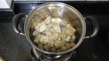 将花甲放入水里焯熟