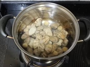 将花甲放入水里焯熟