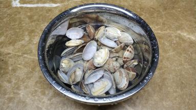 全开口的花甲捞出用凉开水再冲泡干净后沥干水分