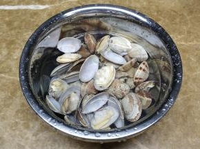 全开口的花甲捞出用凉开水再冲泡干净后沥干水分