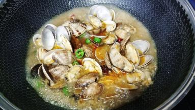 翻炒均匀，让每只花甲都能够收吸到蓉汁