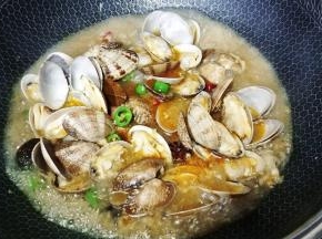 翻炒均匀，让每只花甲都能够收吸到蓉汁