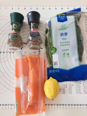 材料备齐，三文鱼解冻备用。莳萝草只要叶子的部分。