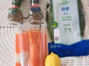 材料备齐，三文鱼解冻备用。莳萝草只要叶子的部分。