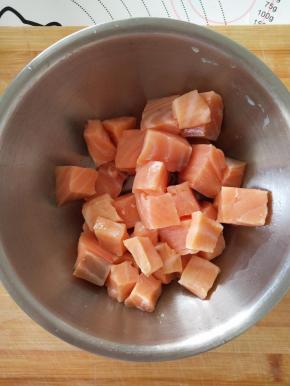 三文鱼切成小块，放入碗中。
