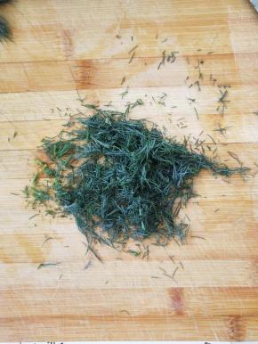 莳萝草洗净切末。