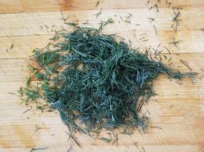 莳萝草洗净切末。