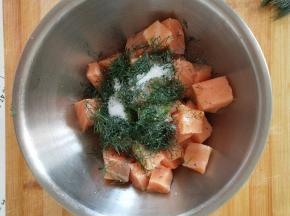 三文鱼加入莳萝草，适量盐，黑胡椒，少许橄榄油拌匀