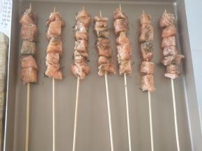 放入学厨9055金盘中，摆开，两面刷少许橄榄油。
