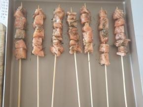 放入学厨9055金盘中，摆开，两面刷少许橄榄油。
