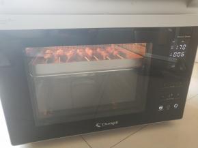 长帝蒸烤箱启动上下火烘烤模式，烤箱中层170度 烤5分钟。
