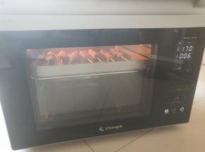 长帝蒸烤箱启动上下火烘烤模式，烤箱中层170度 烤5分钟。
