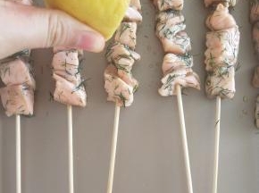 取出后淋上一些柠檬汁，再继续考3分钟，最后撒白胡椒粉即可。