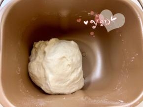 除无盐黄油外的所有材料，先液体后固体的顺序放入面包机桶，盐和糖对角放，面粉中间挖个小洞放入酵母。揉面10分钟后，放入黄油继续揉10分钟。