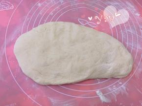 揉面垫撒点面粉防粘，揉好的面团取出排气。