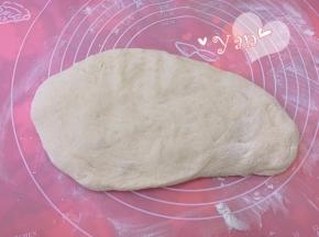 揉面垫撒点面粉防粘，揉好的面团取出排气。