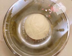 将面团揉圆放入大盆里，盖上保鲜膜发酵1-1.5小时。