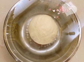 将面团揉圆放入大盆里，盖上保鲜膜发酵1-1.5小时。