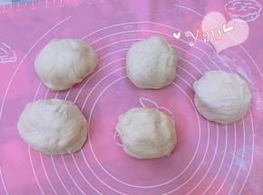 将面团分成5份，约108g/个。