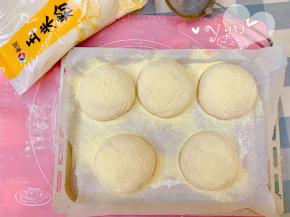 发酵好的面团撒上适量玉米粉。这一步可以使面包口感微脆，颜色更加好看。