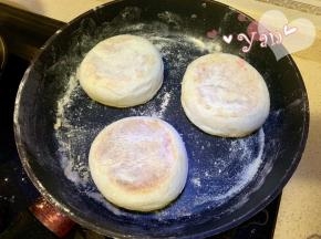 平底锅开中火，放入面团。煎至两面都呈金黄色取出。