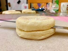 将煎好的饼胚一分为二。