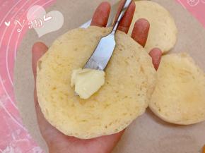在面包内部涂上适量黄油。