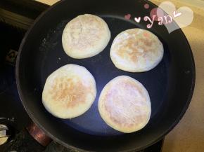 放入平底锅里。