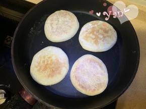 放入平底锅里。