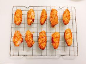 腌制好的鸡翅摆上烤盘上