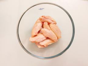 鸡翅洗干净放入大碗里