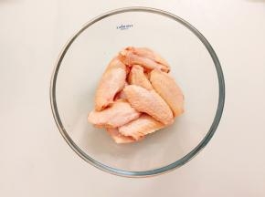 鸡翅洗干净放入大碗里