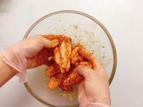 将调料包和鸡翅混合均匀，用手给每个鸡翅按摩一会儿