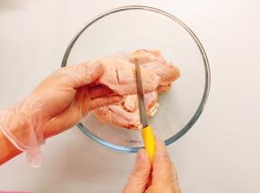 用刀在鸡翅两面各划两刀，方便腌制入味