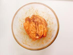 盖上保鲜膜放入冰箱冷藏腌制10小时以上，时间越久，更入味