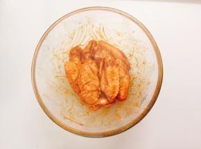 盖上保鲜膜放入冰箱冷藏腌制10小时以上，时间越久，更入味