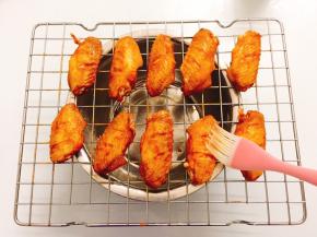 鸡翅一共烤制时间为40分钟:烤10分钟时候取出来给鸡翅两面刷上蜂蜜水（蜂蜜水：蜂蜜2:1水），继续放入烤箱烤20分钟时候再次给鸡翅刷上蜂蜜水，鸡翅翻一面烤10分钟